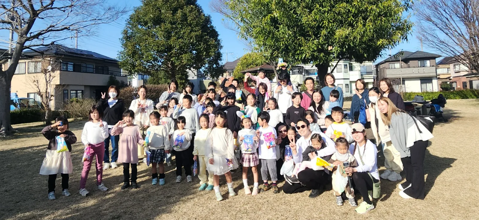 Sproutsの屋外イベントに家族や子どもたちが集まっている様子