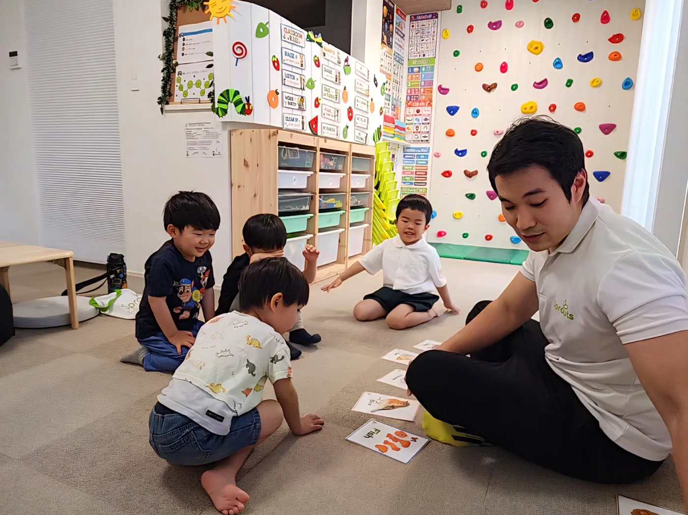 子どもたちが英語カードを使って、先生と一緒に活動型レッスンをしている様子