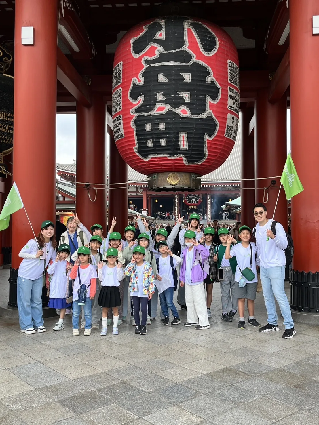 Sproutsのフィールドトリップで浅草を訪れた子どもたちと先生