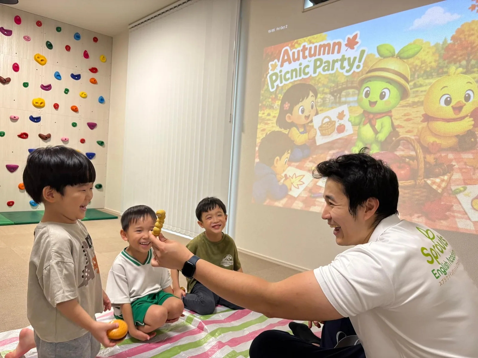 秋のテーマ活動で先生と笑顔で英語を使うSproutsの子どもたち