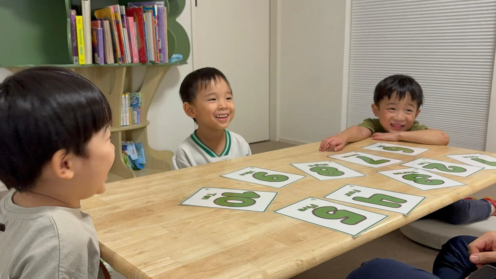 英語カードを使った活動で笑顔で参加するSproutsの子どもたち