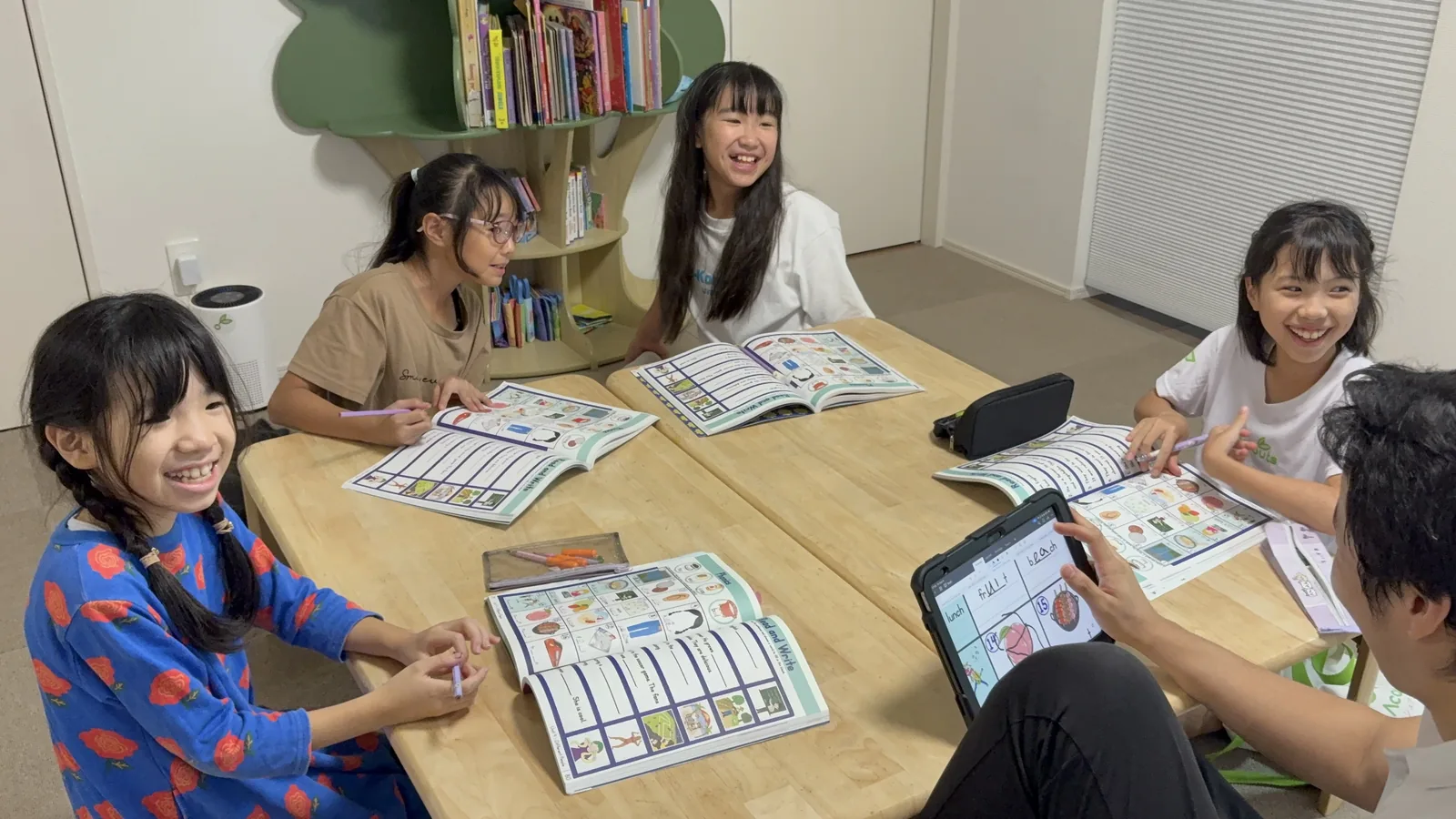 英語の課題に自分で取り組むSproutsの小学生