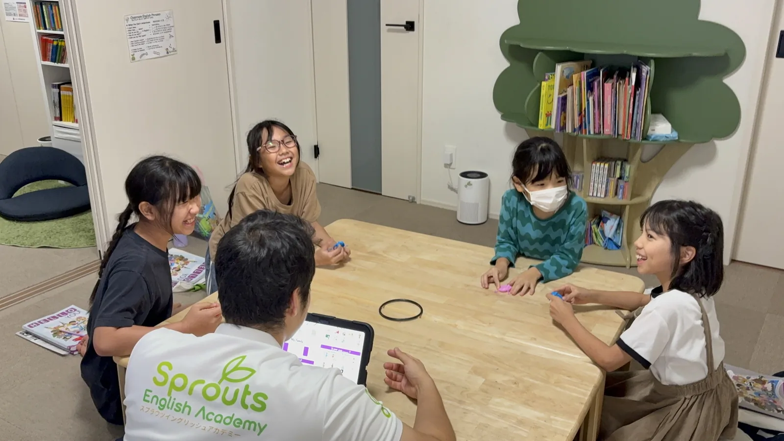 友だちと笑顔で英語活動に参加するSproutsの子どもたち