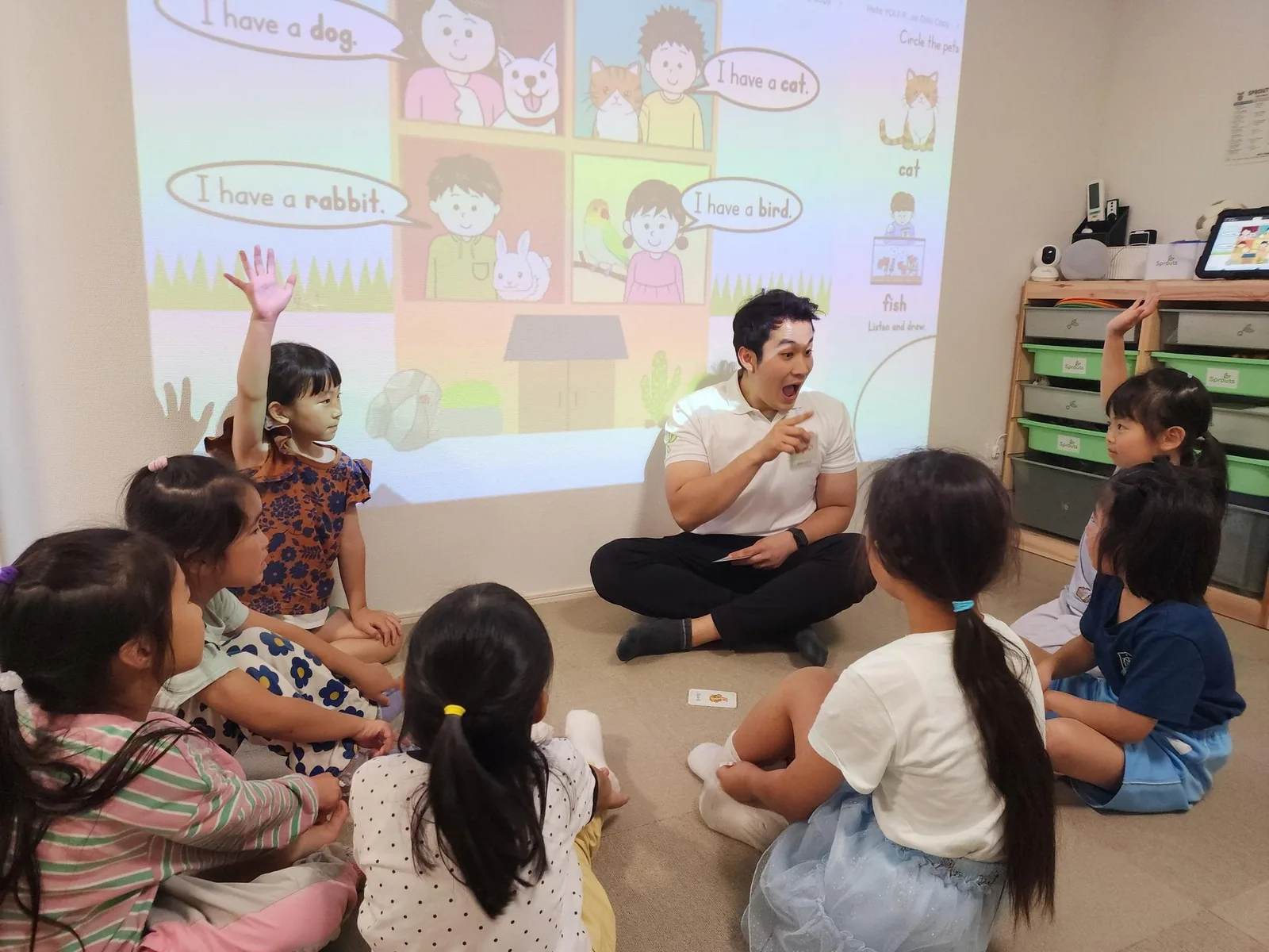 先生と子どもたちが円になって英語のやり取りをしている体験レッスンの様子