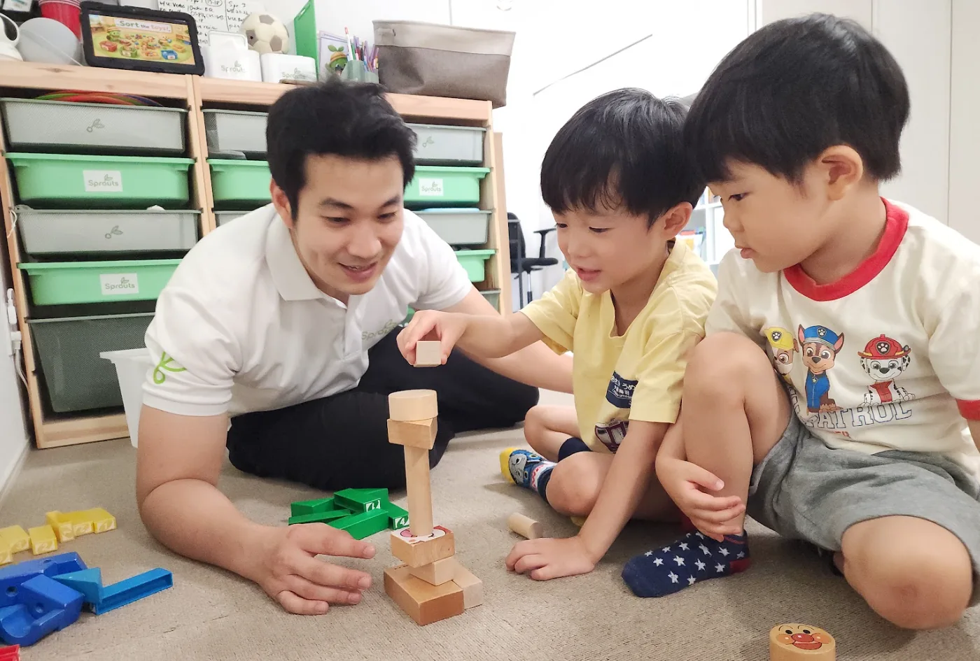 先生と積み木を使った活動に取り組むSproutsの子どもたち