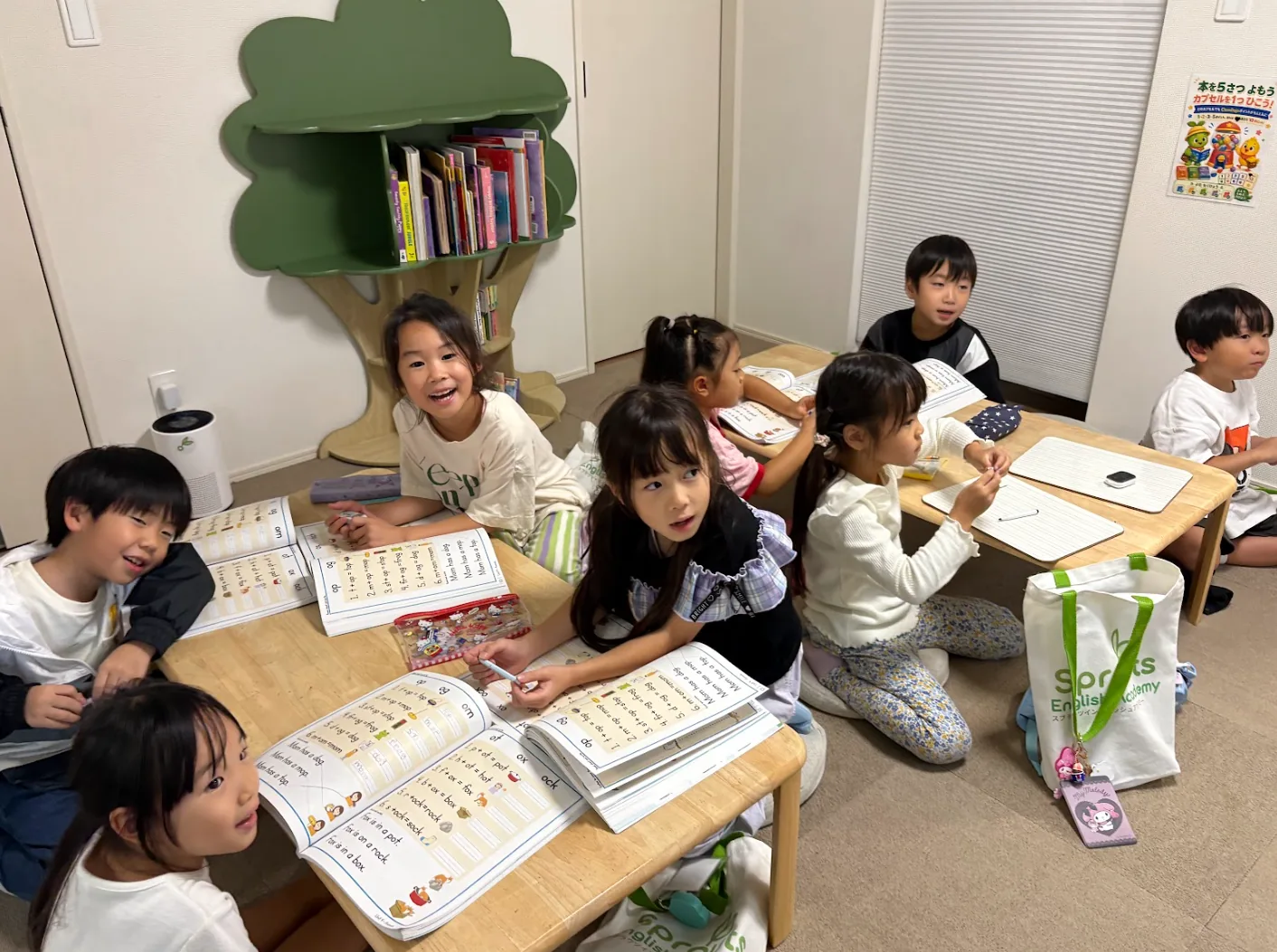 英語教材とホワイトボードを使って学習するSproutsの子どもたち